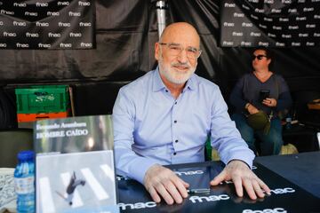 El escritor Fernando Aramburu, durante la firma de uno de sus ejemplares.