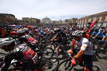 El pelot¨®n durante la octava etapa del Giro de Italia 2022.