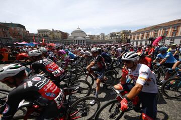 El pelotón durante la octava etapa del Giro de Italia 2022. 