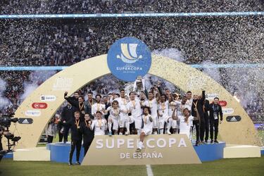 En enero de 2020, y por primera vez en la historia, la Supercopa de España estrenaba formato y sede. Formato porque iban a pelear cuatro equipos por llevársela y sede porque se iba a disputar en Arabia Saudí, en la ciudad de Yeda. El Madrid se proclamó campeón tras derrotar en la semifinal al Valencia en un partido fantástico de los blancos (Kroos marcó un gol olímpico desde el córner), y al Atlético en la tanda de penaltis (como ya sucediese en la final de la Champions de 2016). Zidane volvía a la senda del triunfo, y de su mano, el Real Madrid…