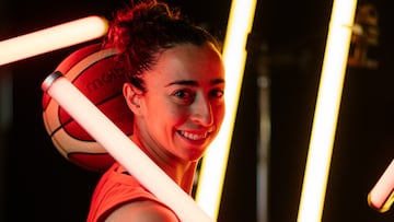 Silvia Domínguez, base de la Selección, durante la sesión de fotos oficial del Eurobasket.