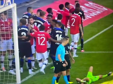 Tangana en el United-Atleti: McTominay da un codazo a Oblak y ambos ven la amarilla