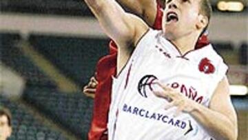 <b>EN APUROS.</B> Marco y España sufrieron para ver aro ante Puerto Rico.