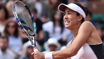 Garbiñe Muguruza devuelve una bola ante Kristina Mladenovic en el partido de octavos de final de Roland Garros.