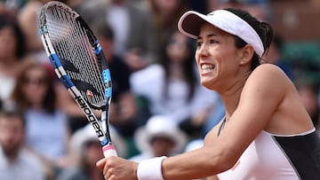 Garbi&ntilde;e Muguruza devuelve una bola ante Kristina Mladenovic en el partido de octavos de final de Roland Garros.