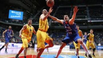 Dejan Ivanov, el mejor jugador del Tuenti Estudiantes, frenado por la defensa del Iberostar Tenerife.