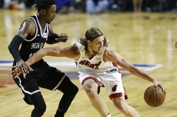 MEX62. CIUDAD DE MÉXICO (MÉXICO), 09/12/2017.- El jugador de los Nets de Brooklyn Caris LeVert (i), disputa el balón con Kelly Olynyk (d), de los Heat de Miami hoy, sábado 9 de diciembre de 2017, durante un partido de baloncesto de la NBA, entre los Nets de Brooklin y los Heats de Miami, disputado en la Arena Ciudad de México, (México). EFE/Jorge Nuñez