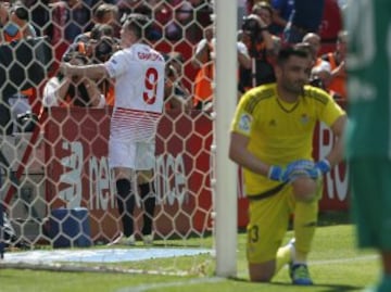 Gameiro celebra el primer gol del Sevilla. 