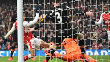 Arsenal&#039;s Chilean striker Alexis Sanchez (L) scores the opening goal of the English Premier League football match between Arsenal and Hull City at the Emirates Stadium in London on February 11, 2017.  / AFP PHOTO / Glyn KIRK / RESTRICTED TO EDITORIAL USE. No use with unauthorized audio, video, data, fixture lists, club/league logos or &#039;live&#039; services. Online in-match use limited to 75 images, no video emulation. No use in betting, games or single club/league/player publications.  / 