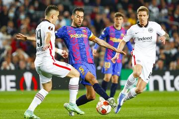 Busquets pelea un balón.