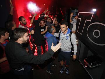 El Levante ha sido recibido con honores por los seguidores a su llegada a Valencia tras la victoria ante el Real Madrid en el Bernabéu. En la foto, Postigo. 