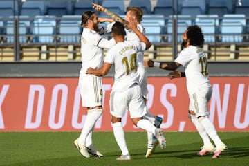 El jugador del Real Madrid, Toni Kroos, celebra el 1-0 al Eibar con sus compañeros.