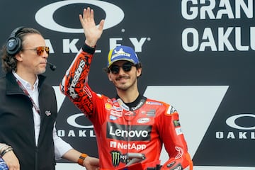 Alegría de Francesco Bagnaia en el podio del Gran Premio de Italia en el Autódromo Internacional del Mugello.