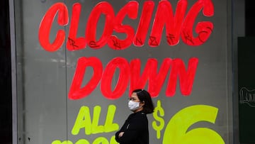 A woman walks past a closing down sign on an empty shop in Melbourne&#039;s central business district on June 3, 2020. - Australia is heading for its first recession in nearly three decades after the economy shrunk in the January-March quarter, with a &qu