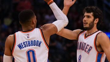 Russell Westbrook y &Aacute;lex Abrines.