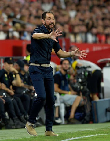 Sevilla's Spanish coach Pablo Machin (C) gives instructions to the players during the Spanish league football match Sevilla FC against Real Madrid CF at the Ramon Sanchez Pizjuan stadium in Seville on September 26, 2018. (Photo by CRISTINA QUICLER / AFP)