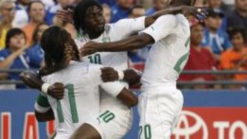 Didier Drogba (i) de Costa de Marfil celebra con Yao Kouassi Gervais (c) y Serey Die Geoffroy (d) tras marcar ante El Salvador.