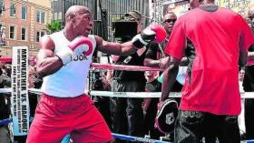 <b>EN HOLLYWOOD. </b>Mayweather se entrena frente al Teatro Kodak.