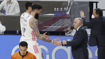 Pablo Laso saluda a Vincent Poirier, durante el partido de la Liga Endesa que han jugado el Real Madrid y el Joventut.