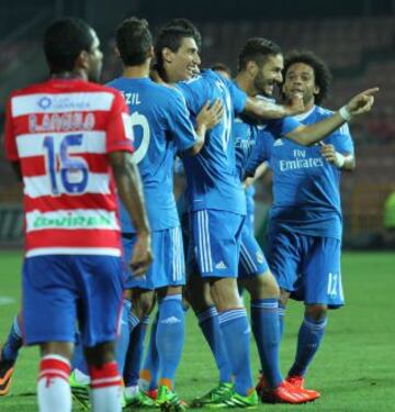 Segunda jornada Liga Bbva. Granada - Real Madrid. 0-1. Benzema celebra el primer tanto con sus compañeros.