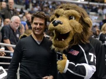 El actor Tom Cruise junto a la mascota de Los Angeles Kings.