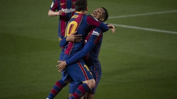 Messi abraza a Ara¨²jo despu¨¦s de un gol del argentino en la temporada 2020-21.