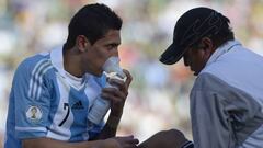 Argentina's Angel Di Maria takes oxygen as he is assisted during the Brazil 2014 FIFA World Cup South American qualifier football match against Bolivia, at the Hernando Siles stadium in La Paz, on March 26, 2013. AFP PHOTO / JUAN MABROMATA  CLASIFICACION MUNDIAL 2014  BOLIVIA - ARGENTINA  DI MARIA CON OXIGENO  PUBLICADA 27/03/13 NA MA28 3COL  PUBLICADA 27/03/13 NA MA01 1COL