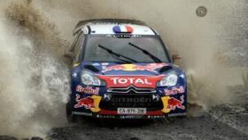 <b>DESESPERADO. </b>El barro no favorece al Citröen de Loeb.