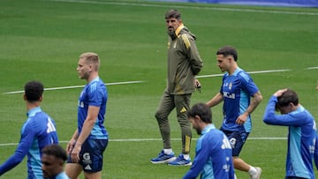 OVIEDO (ESPAÑA), 06/06/2025.- El entrenador serbio del Real Oviedo, Veljko Paunovic durante el entrenamiento del equipo este viernes en Oviedo en el estadio Carlos Tartiere antes del partido de la primera fase de ascenso frente al Almería. EFE/Paco Paredes