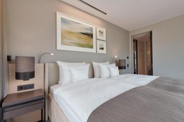 Lujosas habitaciones y suites en el edificio principal y el anexo. Todas las habitaciones se caracterizan por líneas claras, un ambiente confortable con un diseño moderno.
 