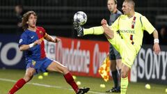 Olympique Lyon&#039;s Karim Benzema (R) challenges Barcelona&#039;s Carles Puyol during their Champions League soccer match at the Gerland stadium in Lyon February 24, 2009.    REUTERS/Robert Pratta (FRANCE)