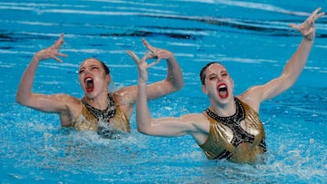 Doha (Qatar), 02/02/2024.- Alisa Ozhogina Ozhogin and Iris Tio Casas of Spain compete in the Artistic Swimming Women's Duet Technical preliminaries at the FINA World Aquatics Championships in Doha, Qatar, 02 February 2024. (España, Catar) EFE/EPA/YURI KOCHETKOV
