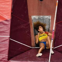 Bengtsson parte la pértiga y bate un récord con la de otra atleta