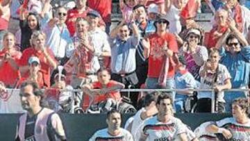 <b>OTRO GOLPE. </b>Los sevillistas desperdiciaron ocasiones en el primer tiempo, pero sentenciaron el partido en el arranque de la segunda.