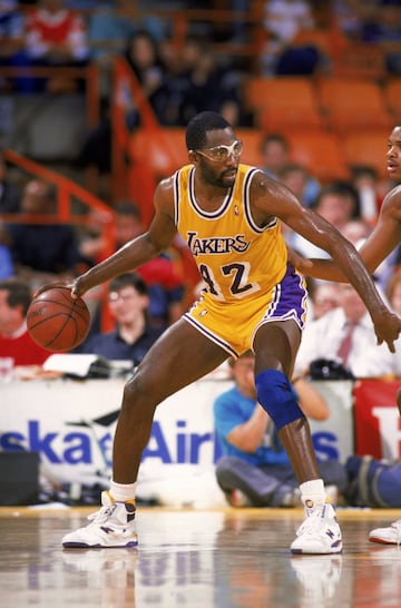 Big Game James llegó desde el número 1 del draft (1982), y desde la North Carolina de un Michael Jordan que le adoraba, a los Lakers de Magic y Kareem, donde encajó como un guante como tercera pata del big three. Excepcional en transición y con una química inolvidable con Magic, fue siete veces seguidas all star y su gran momento llegó con el MVP en las Finales de 1988, donde firmó un triple-doble tremendo en el séptimo partido ante los Pistons: 36 puntos, 16 rebotes, 10 asistencias. Un jugador imprescindible en un equipo de leyenda.