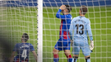 10/04/21 PARTIDO PRIMERA DIVISION
 EIBAR  - LEVANTE
 Tristeza de QUIQUE  jugador del SD EIBAR