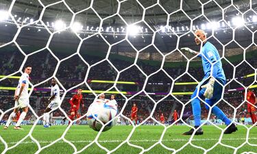  Gavi en la frontal, anota el quinto gol para España.