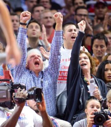 Steve Ballmer, nuevo propietario de los Clippers, estalla de alegría tras una canasta de su equipo.