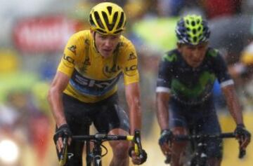 Chris Froome y Nairo Quintana cruzan la línea de meta.