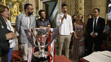 Miembros del Almería en la ofrenda a la patrona de la ciudad tras ganar el título de LaLiga SmartBank y conseguir el ascenso a primera división.
