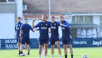 Unai García, Pablo Ibáñez y Moncayola, sonrientes en el entrenamiento.