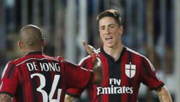 El jugador del AC Milán Fernando Torres celebra con su compañero Nigel De Jong tras su anotación ante el Empoli FC.