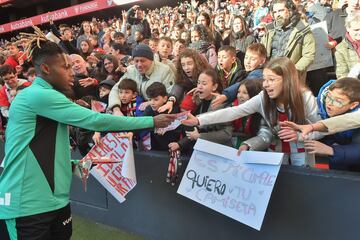 Nico Williams repartiendo regalos a la aficin. 
