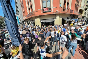 Bilbao ya acoge a los primeros aficionados del Tottenham y Manchester United, que disputarán la final de la Europa League en San Mamés. La ciudad vive un ambiente vibrante, con la final como protagonista en calles.
