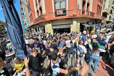Bilbao ya acoge a los primeros aficionados del Tottenham y Manchester United, que disputarán la final de la Europa League en San Mamés. La ciudad vive un ambiente vibrante, con la final como protagonista en calles.