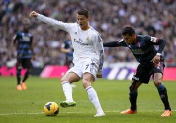 Cristiano Ronaldo con el balón ante Murillo.