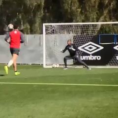 Los golazos de Valdivia en la práctica alba: ¡sombrero incluido!