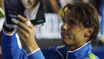 <b>LA OTRA CARA. </b>Hasta en los autógrafos, Nadal ve la cara a Federer.