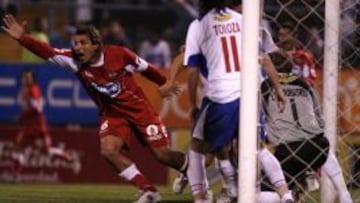 Edgardo Abdala festeja el gol de la victoria de Ñublense ante la UC, el 4 de mayo de 2008. Es el único triunfo chillanejo en San Carlos de Apoquindo.