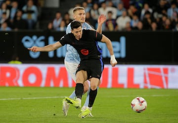 0-2. Fallo en el pase de ?scar Mingueza, Raphinha se lleva el baln, asiste a Robert Lewandowski que a trompicones, define con un disparo raso y a la izquierda de Vicente Guaita en el minuto 60.